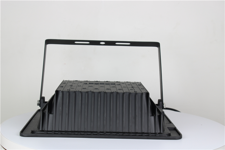 den_nang_luong_mat_troi_100w_co_bao_pin_14