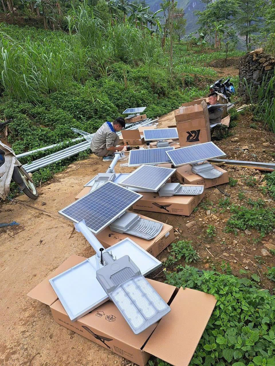 den_nang_luong_mat_troi_piti_solar_mau_ban_chai_3_huong_600w_2
