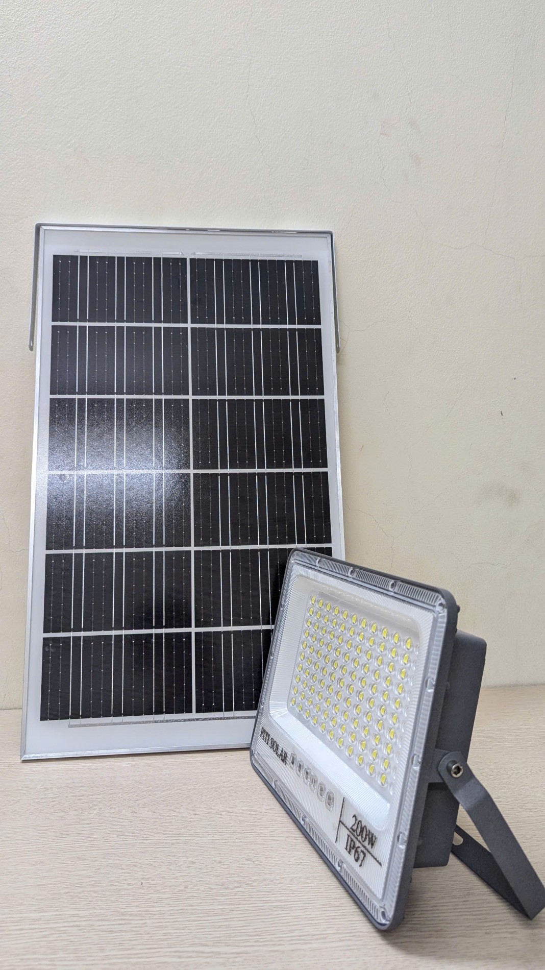 den_nang_luong_mat_troi_piti_solar_mau_mat_ngoc_200w