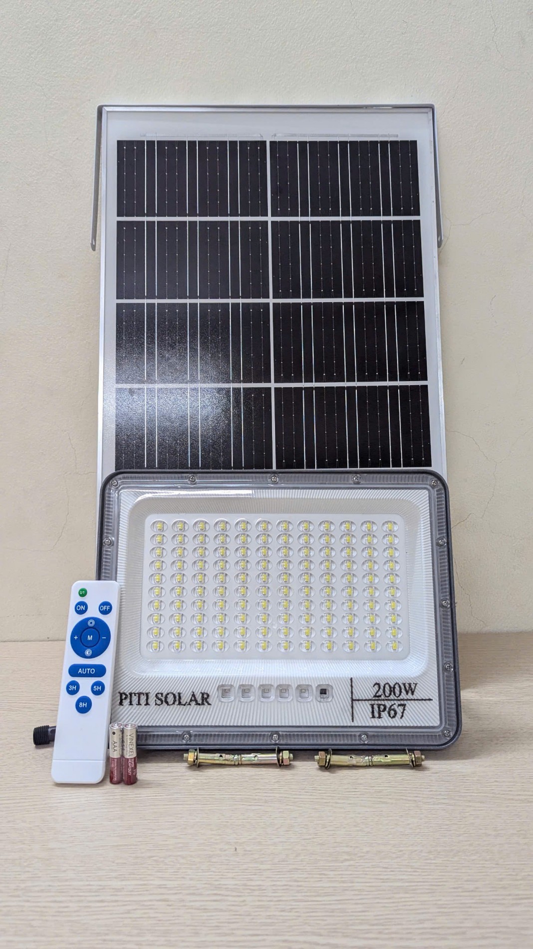 den_nang_luong_mat_troi_piti_solar_mau_mat_ngoc_200w_3