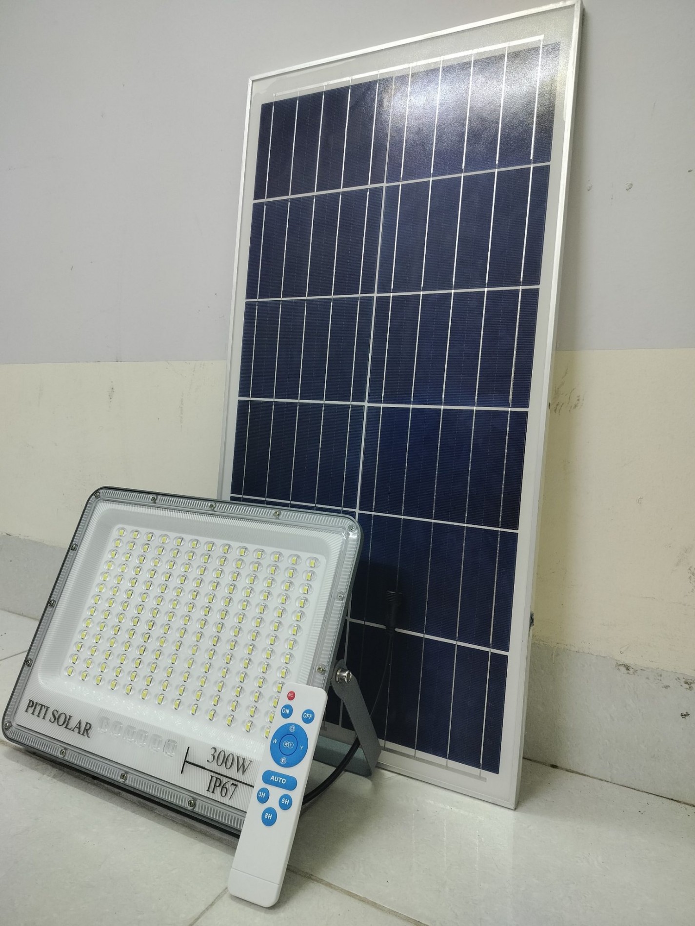 den_nang_luong_mat_troi_piti_solar_mau_mat_ngoc_300w_2