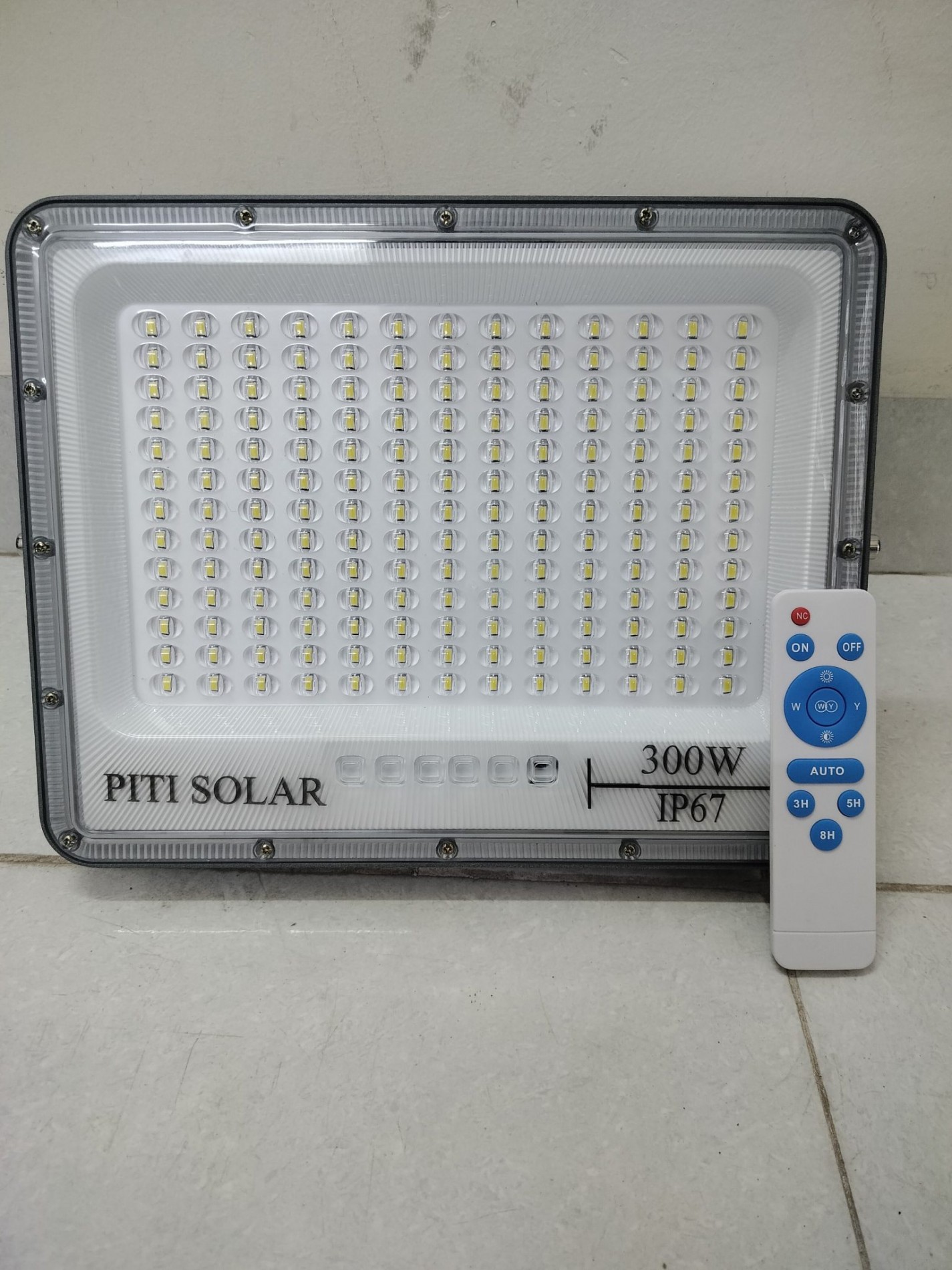 den_nang_luong_mat_troi_piti_solar_mau_mat_ngoc_300w_3